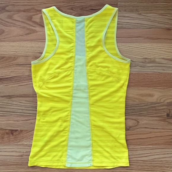 3/$25.00 🛍 
Oakley Run/workout tank top - Picture 2 of 6